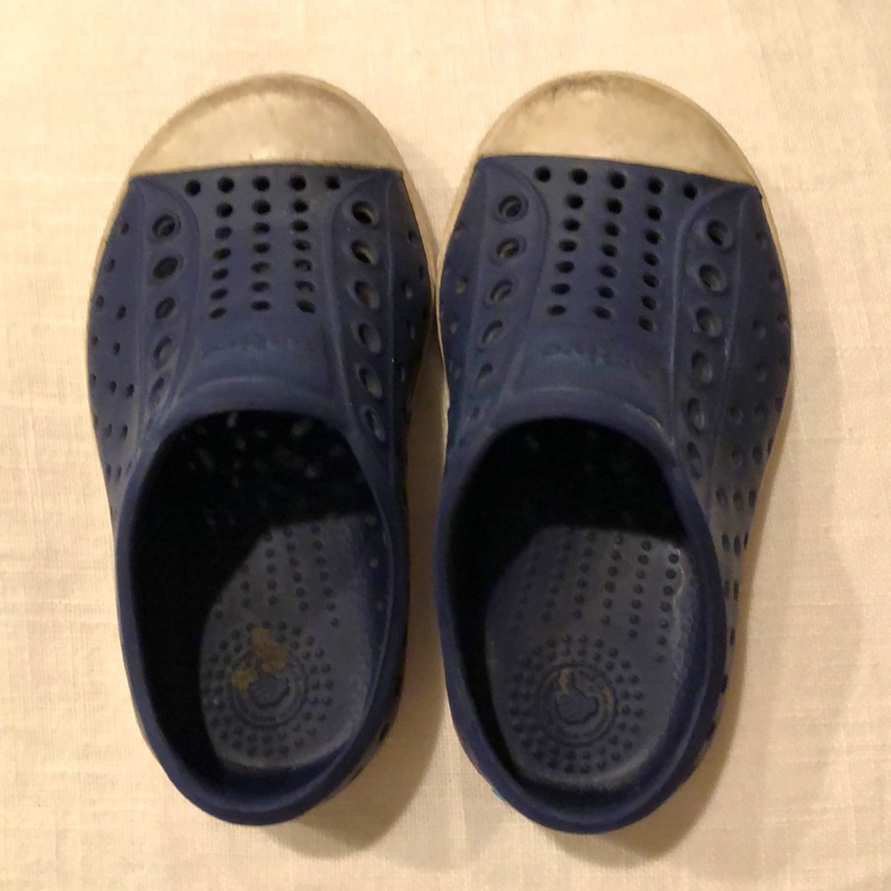 Native Jefferson navy shoes in size 6